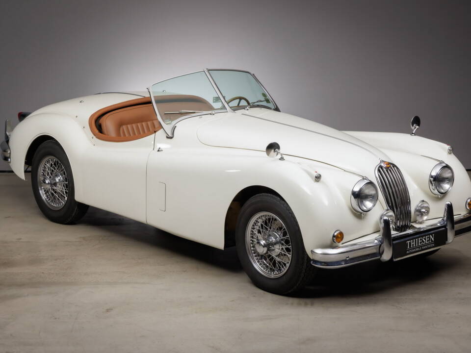 Image 4/39 of Jaguar XK 140 OTS (1954)