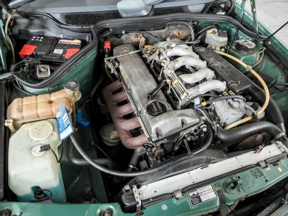 Obraz 38/50 pojazdu Mercedes-Benz 190 D 2.5 (1986)