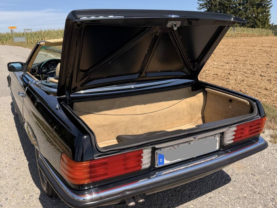Image 16/22 de Mercedes-Benz 500 SL (1983)