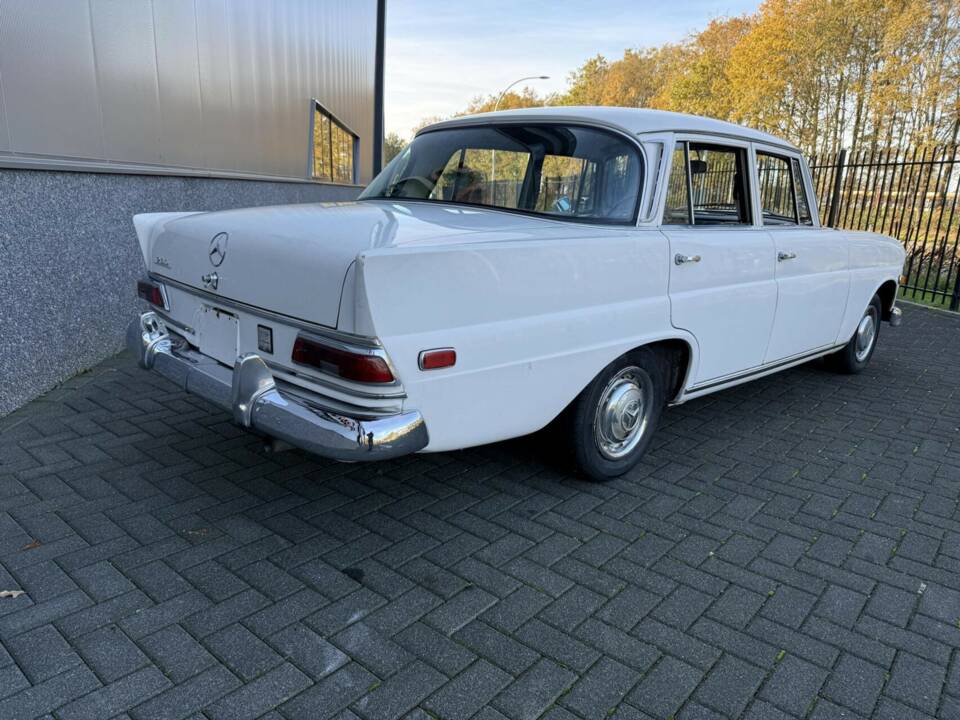 Bild 9/50 von Mercedes-Benz 230 (1968)