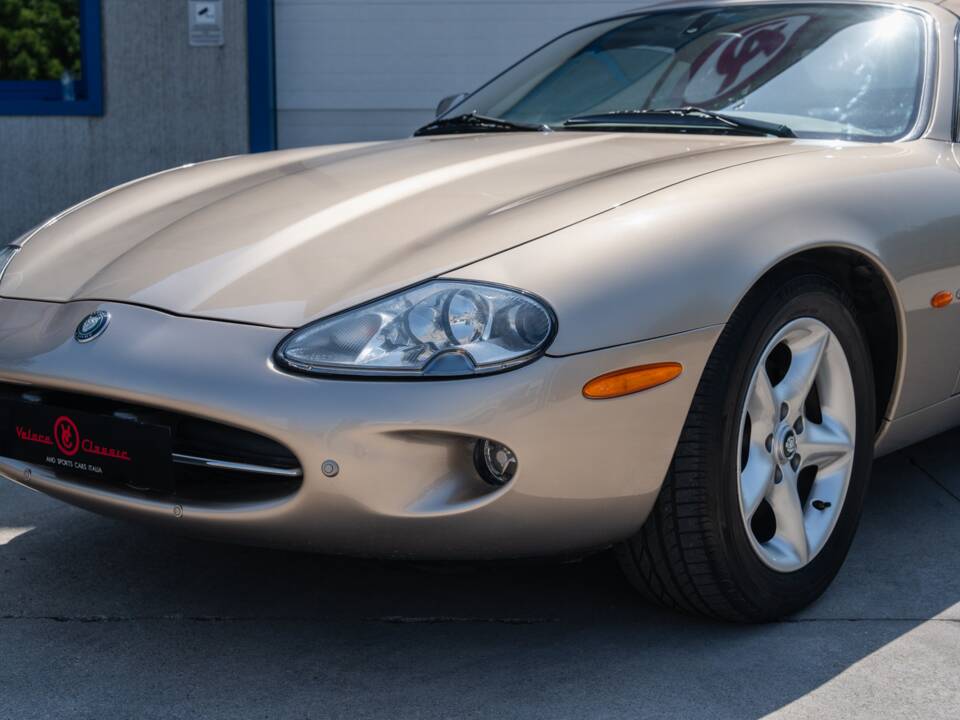 Image 4/91 de Jaguar XK8 4.0 (2000)