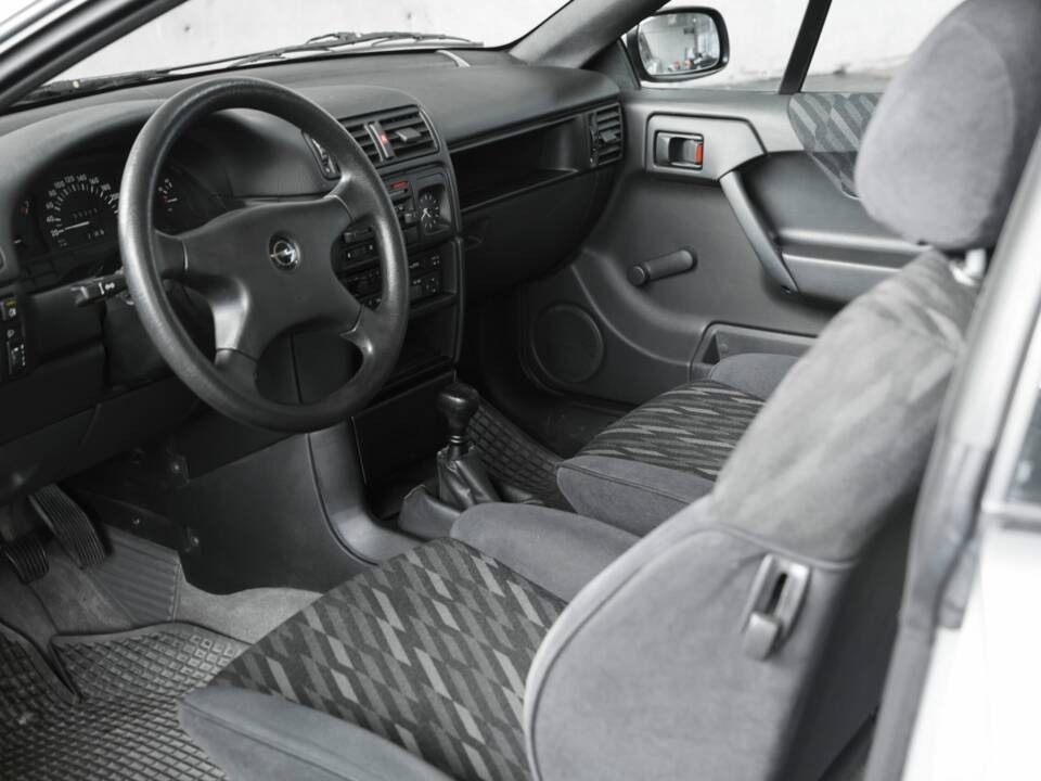 Bild 15/41 von Opel Calibra 2,0 (1991)