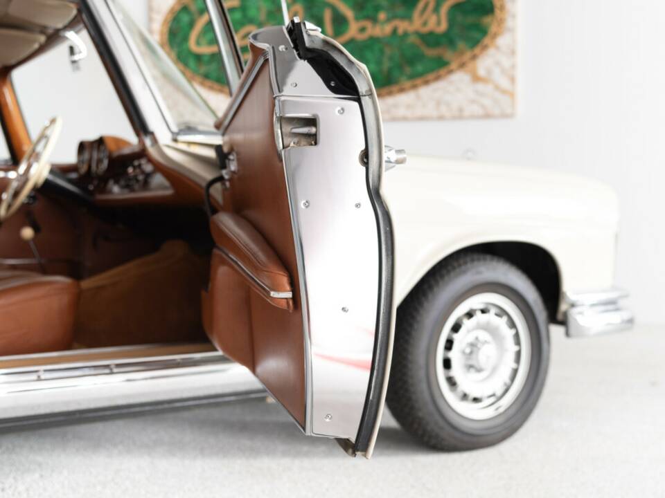 Bild 34/44 von Mercedes-Benz 220 SE b (1964)