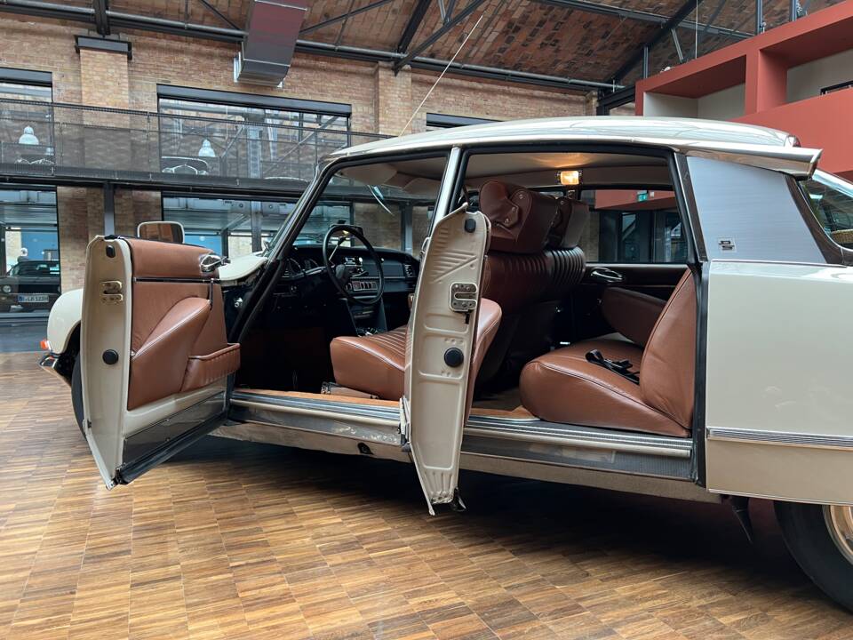 Image 16/25 of Citroën DS 20 Pallas (1972)