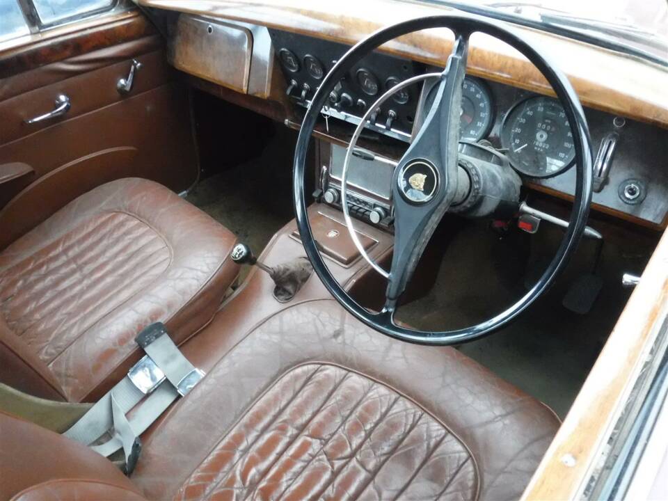 Image 29/32 of Jaguar Mk X 4.2 (1965)