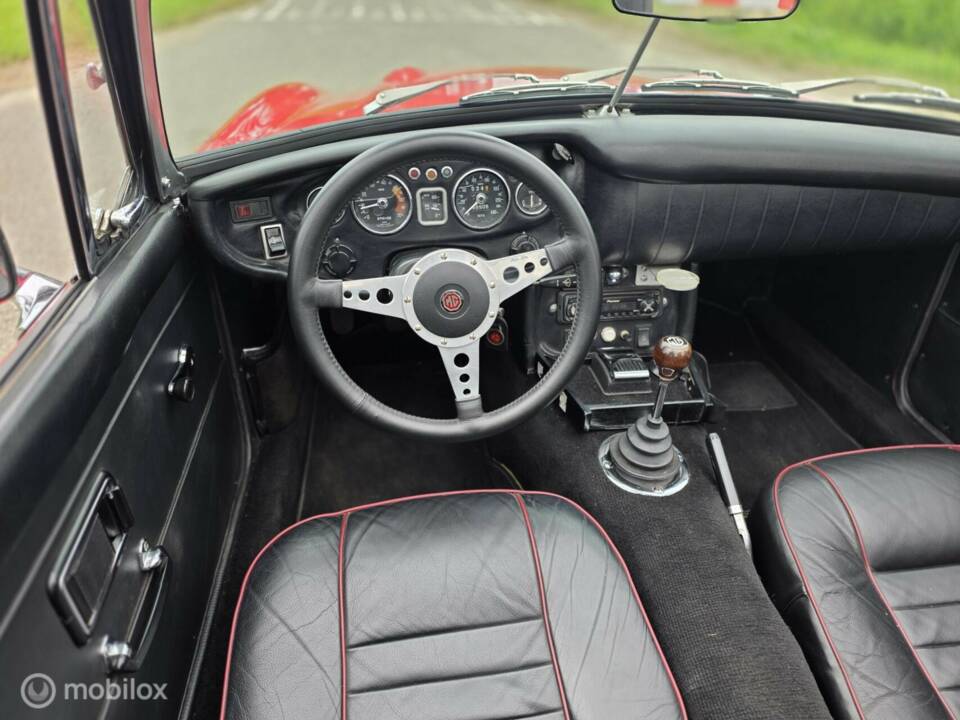 Image 20/44 of MG MGC (1969)
