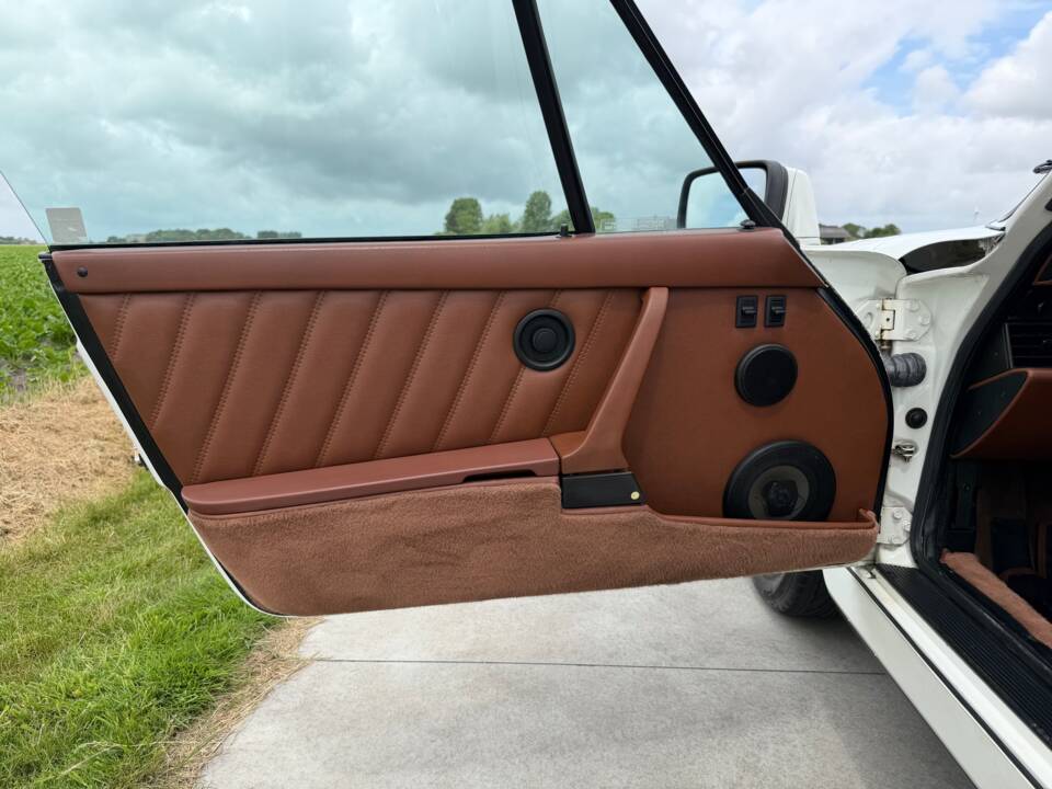 Image 15/62 of Porsche 911 Carrera 2 (1990)