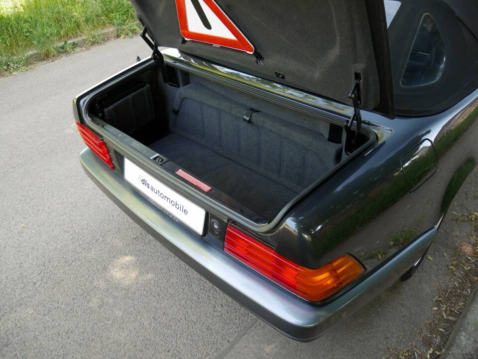 Image 17/39 de Mercedes-Benz 280 SL (1900)