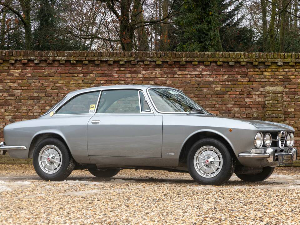 Image 38/50 de Alfa Romeo Giulia GT 1300 Junior (1972)
