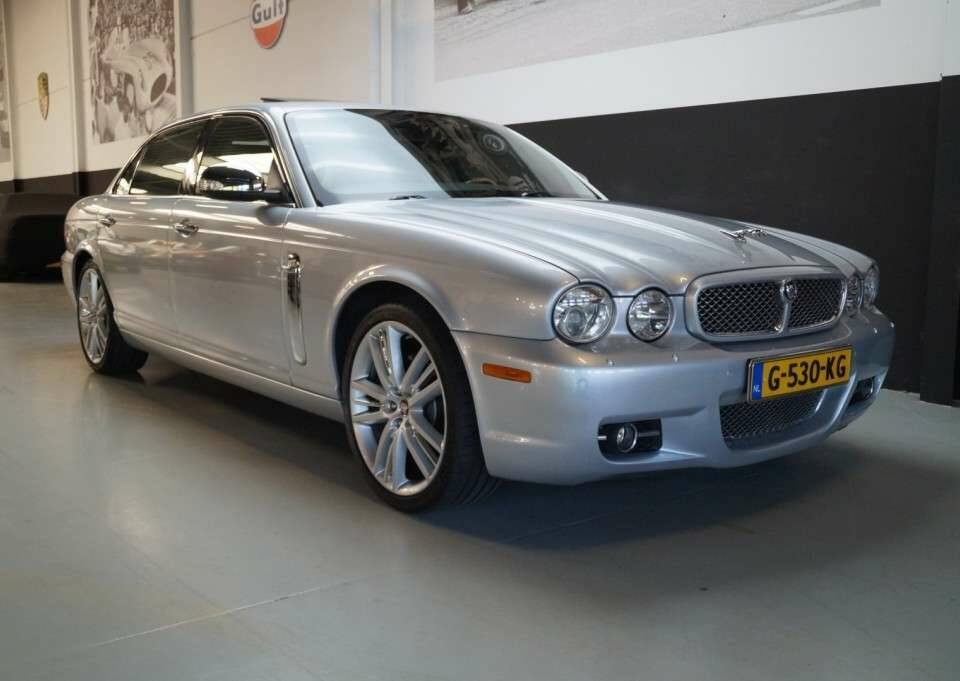 Image 2/50 of Jaguar XJ 8 4.2 (2007)