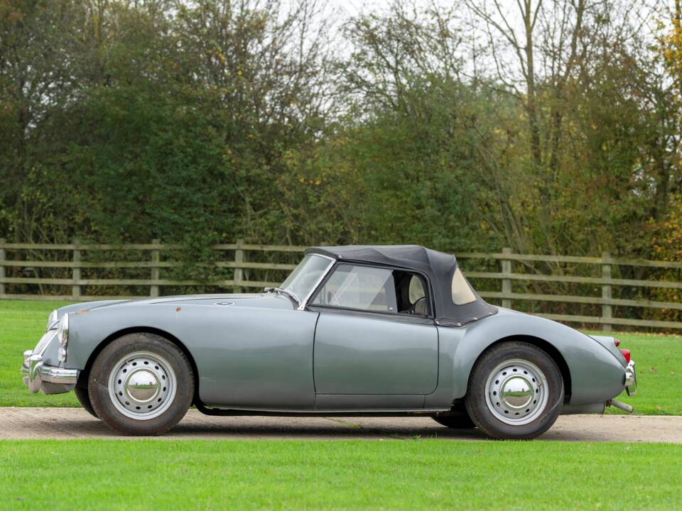 Image 2/36 of MG MGA 1500 (1959)