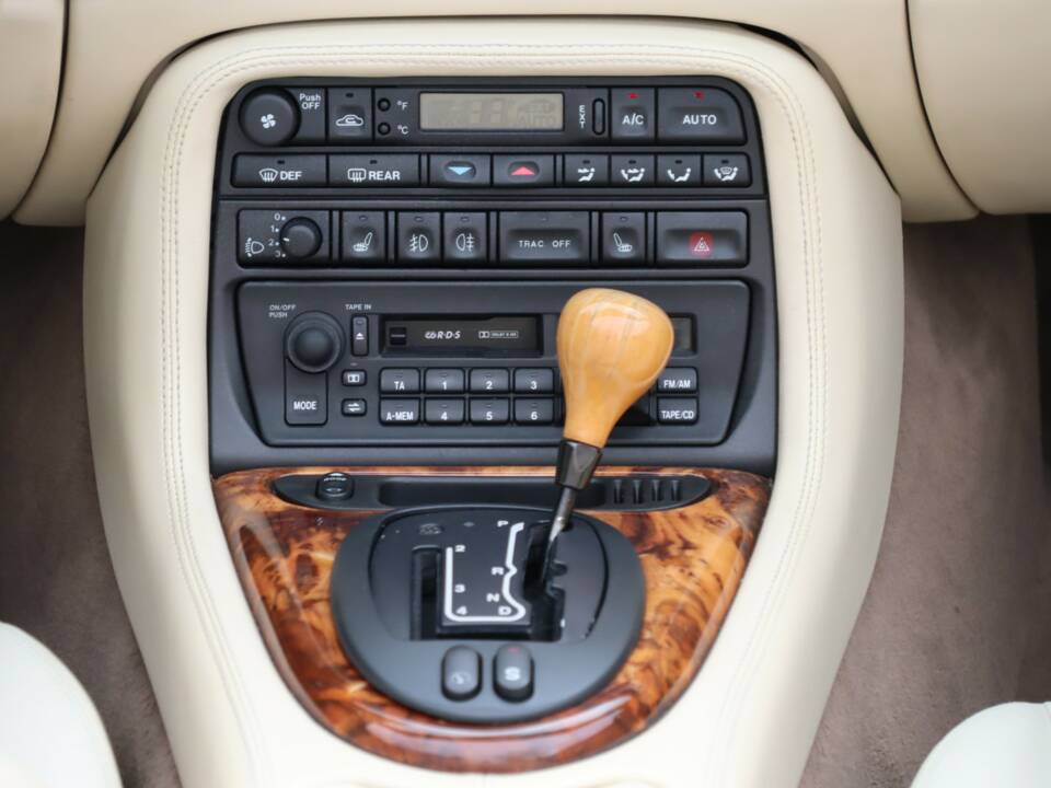 Image 13/50 de Jaguar XK8 4.0 (1997)