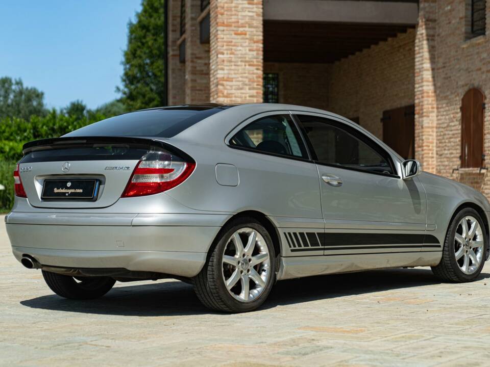 Image 6/50 of Mercedes-Benz C 320 Sportcoupé (2003)