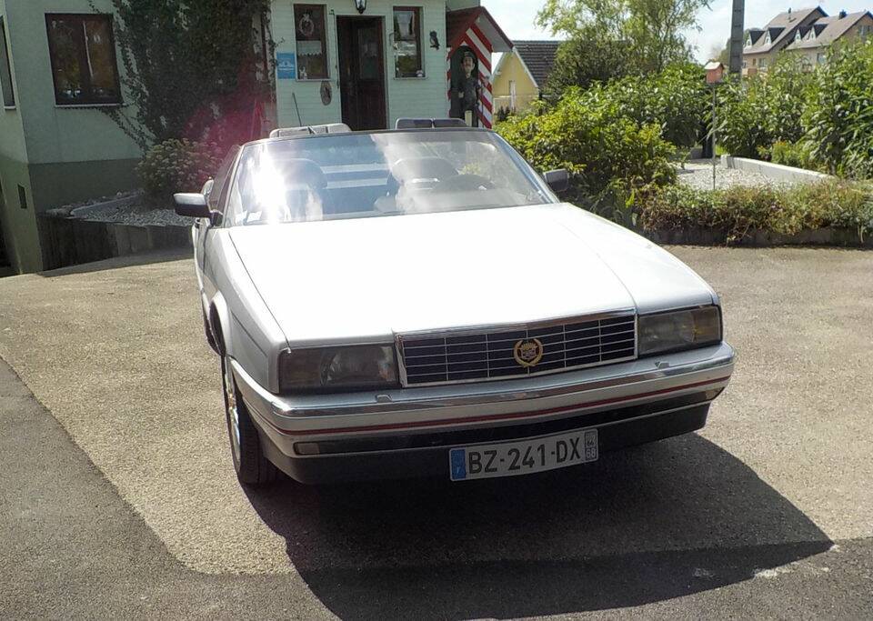Image 6/8 de Cadillac Allanté (1990)
