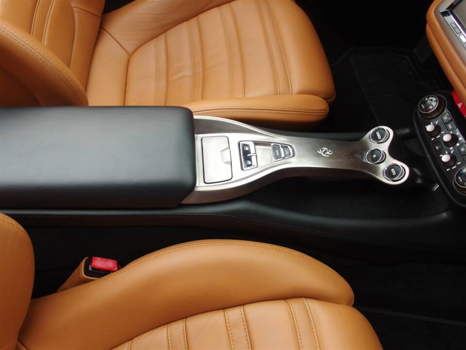 Image 53/99 of Ferrari California (2010)