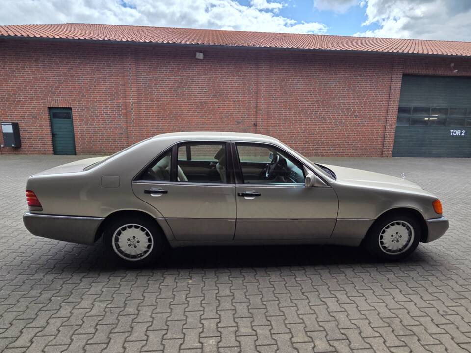 Image 2/103 de Mercedes-Benz 300 SE (1991)