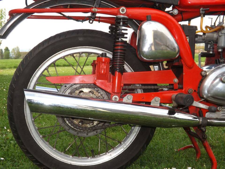 Immagine 5/50 di MV Agusta 350 Bicilindrica (1972)
