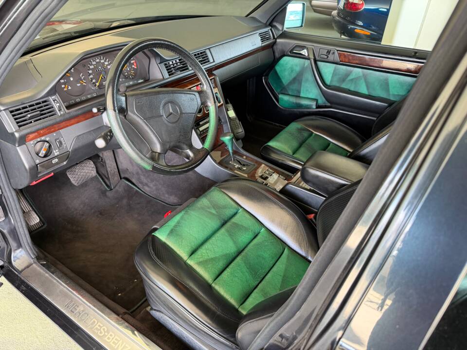 Image 13/25 of Mercedes-Benz E 500 Limited (1994)