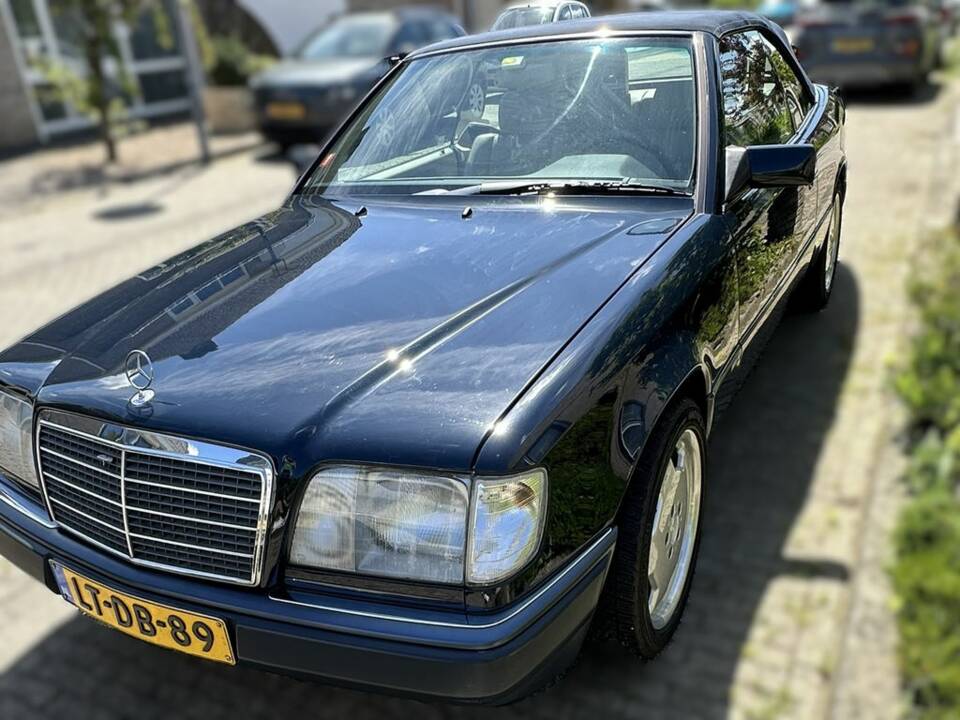 Image 5/8 of Mercedes-Benz 300 CE-24 (1993)