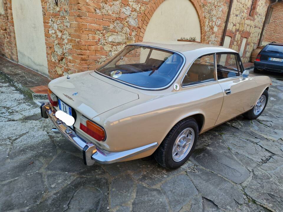 Image 2/15 of Alfa Romeo 2000 GT Veloce (1972)