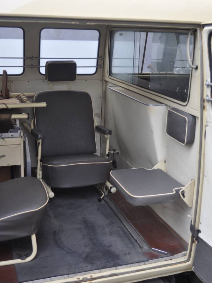 Image 12/31 of Volkswagen T1 minibus (1962)