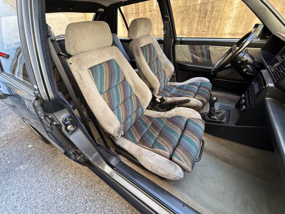 Image 29/35 of Lancia Delta HF Integrale 16V (1990)