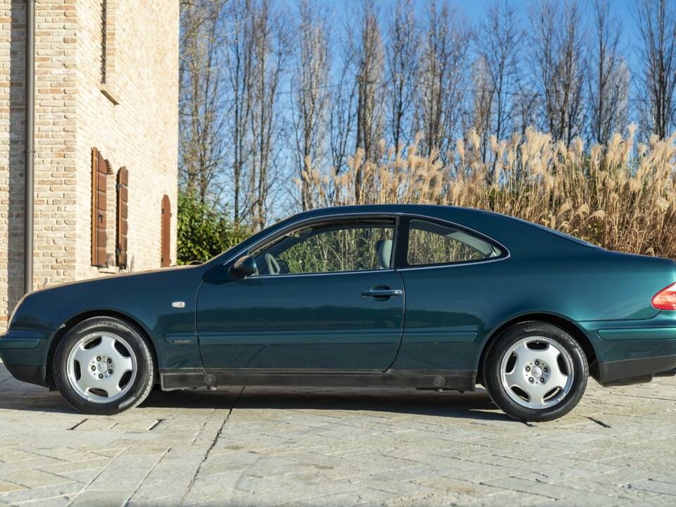 Image 8/50 of Mercedes-Benz CLK 200 (1997)