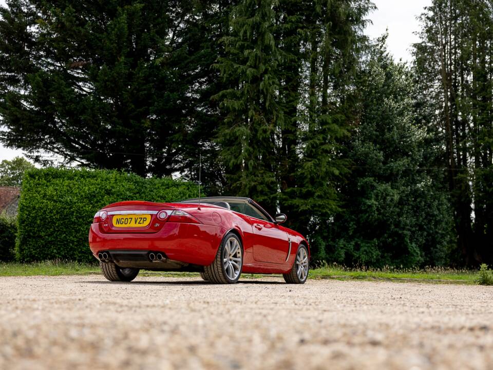 Image 36/50 of Jaguar XKR (2007)