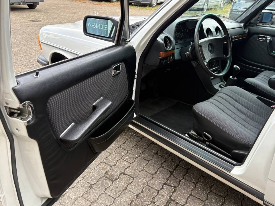 Image 16/66 of Mercedes-Benz 200 T (1984)