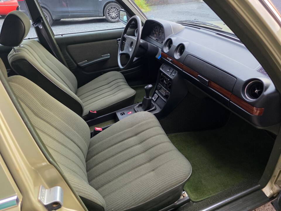 Image 67/73 of Mercedes-Benz 230 E (1985)