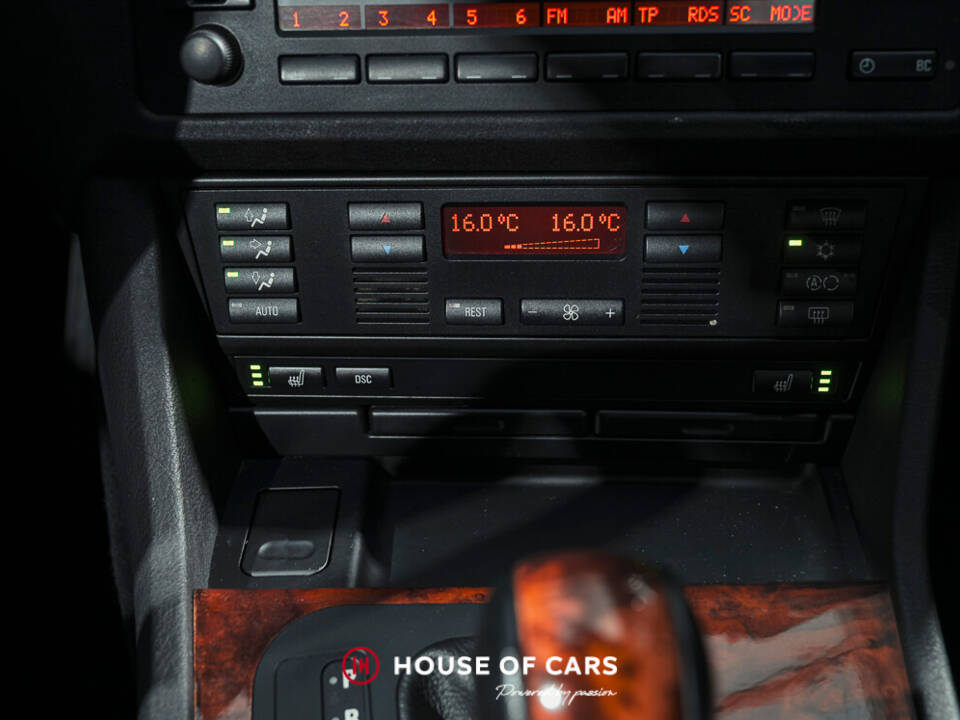 Image 21/23 de BMW 540i (1999)