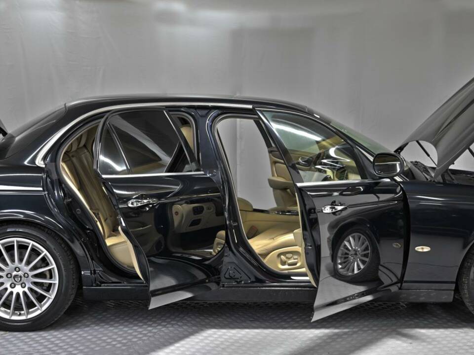 Image 19/50 of Jaguar XJ 8 4.2 (2006)