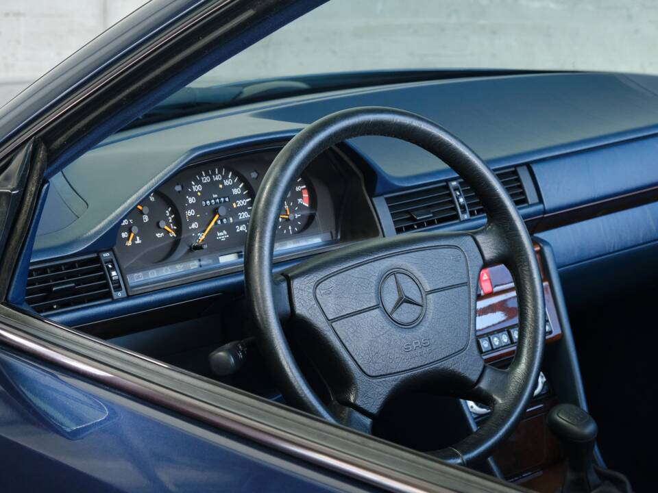 Bild 42/50 von Mercedes-Benz E 200 (1996)