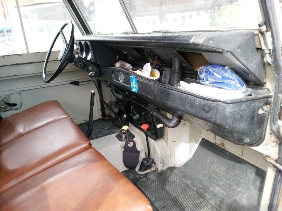 Image 24/30 of Land Rover 109 (1980)