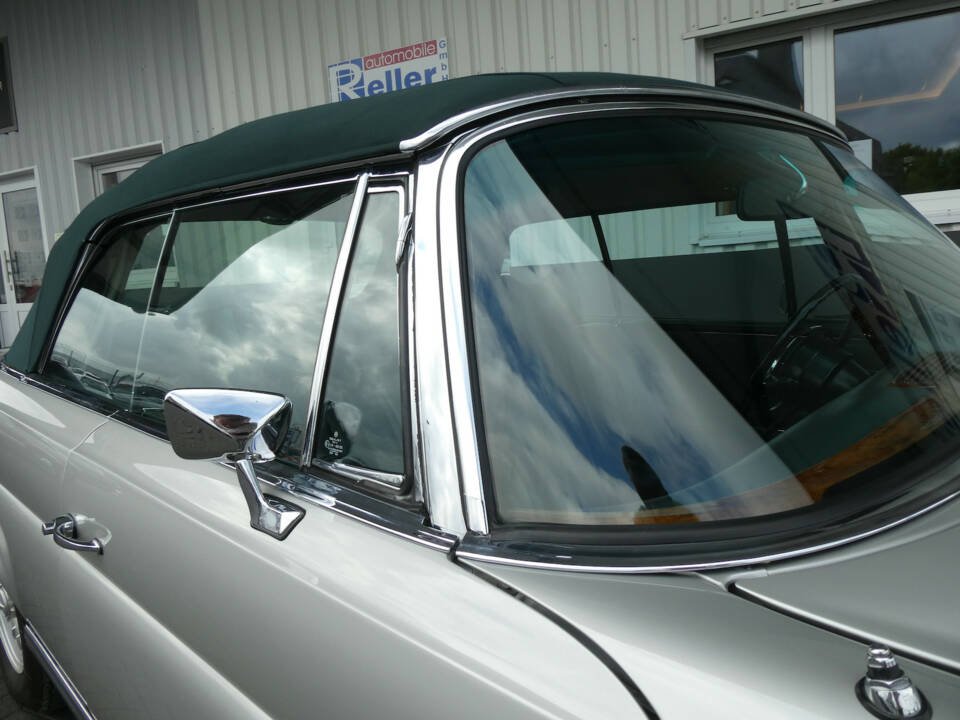 Image 27/31 of Mercedes-Benz 280 SE 3,5 (1970)