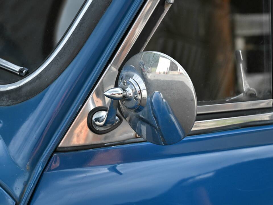Image 25/50 of Morris Minor 1000 Traveller (1971)