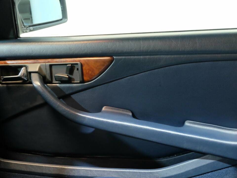 Image 12/29 of Mercedes-Benz 500 SEC (1985)