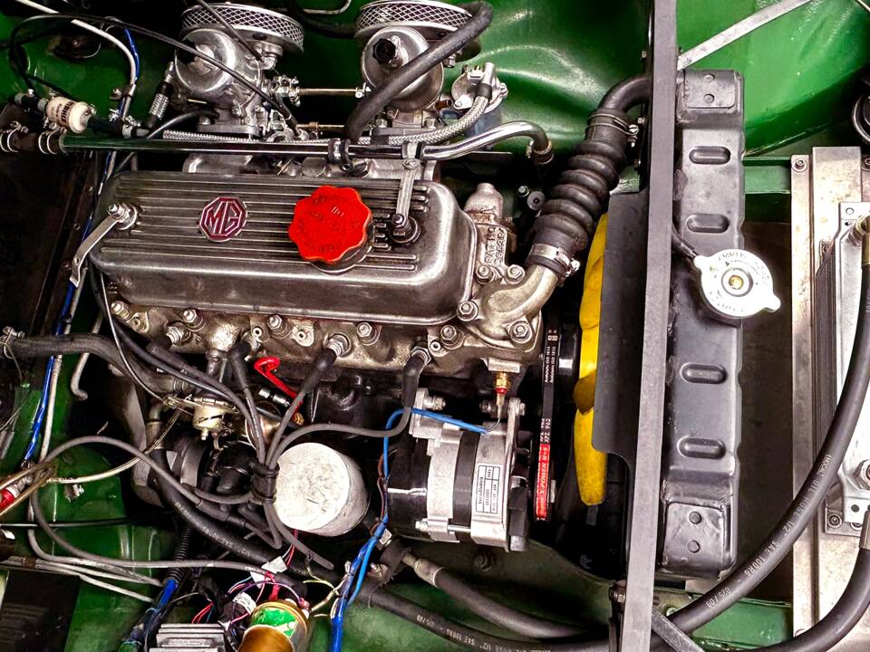 Image 14/14 of MG MGB (1976)