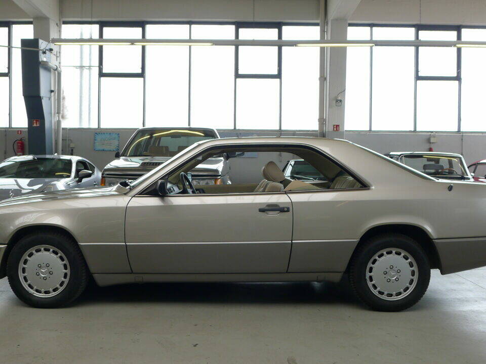 Image 1/33 of Mercedes-Benz 300 CE (1988)