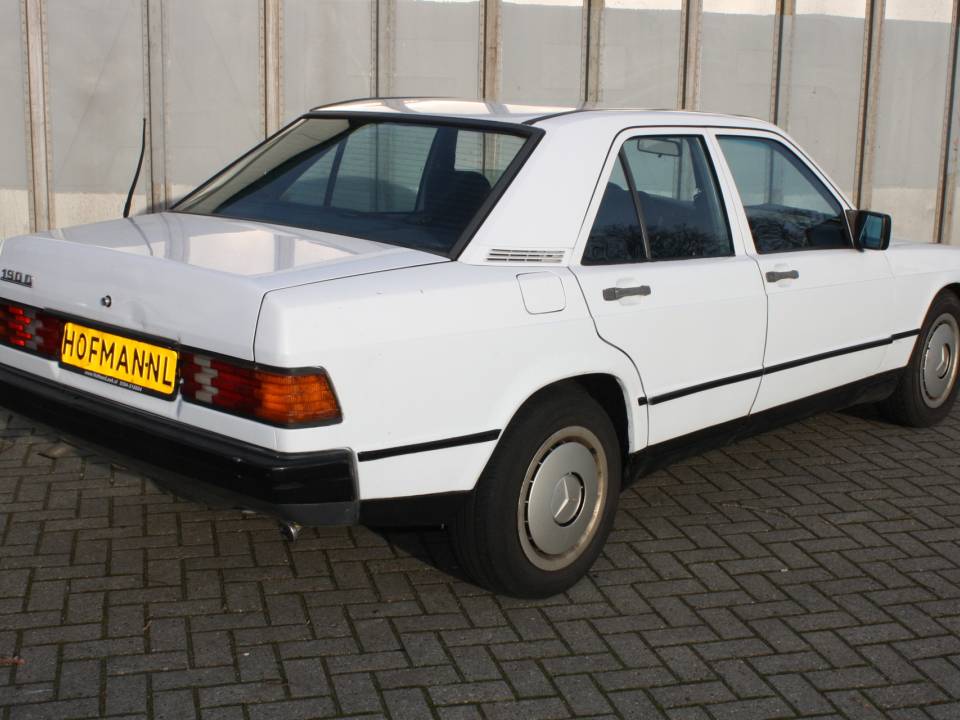 Immagine 2/9 di Mercedes-Benz 190 E (1986)