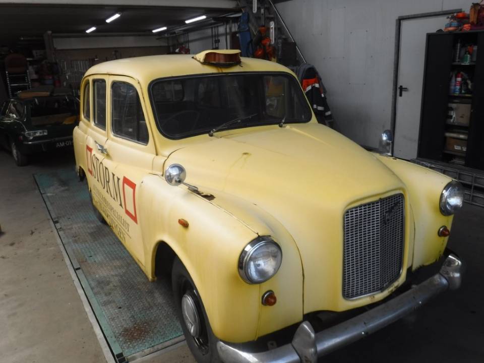 Image 16/39 of Austin FX 4 London Taxi (1970)