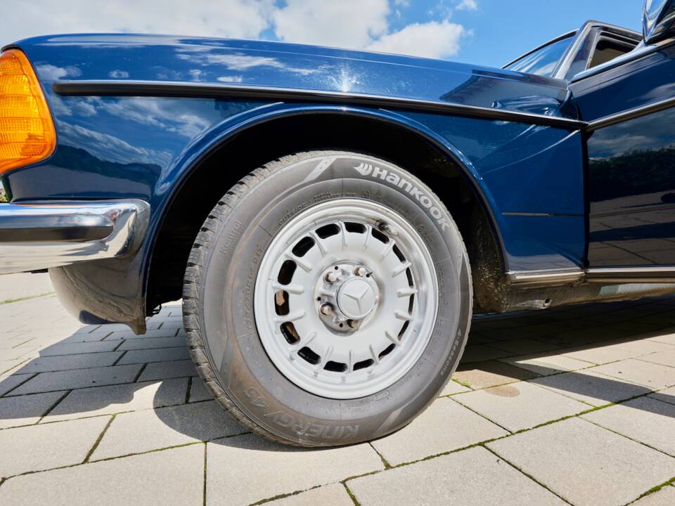 Bild 68/99 von Mercedes-Benz 230 CE (1983)