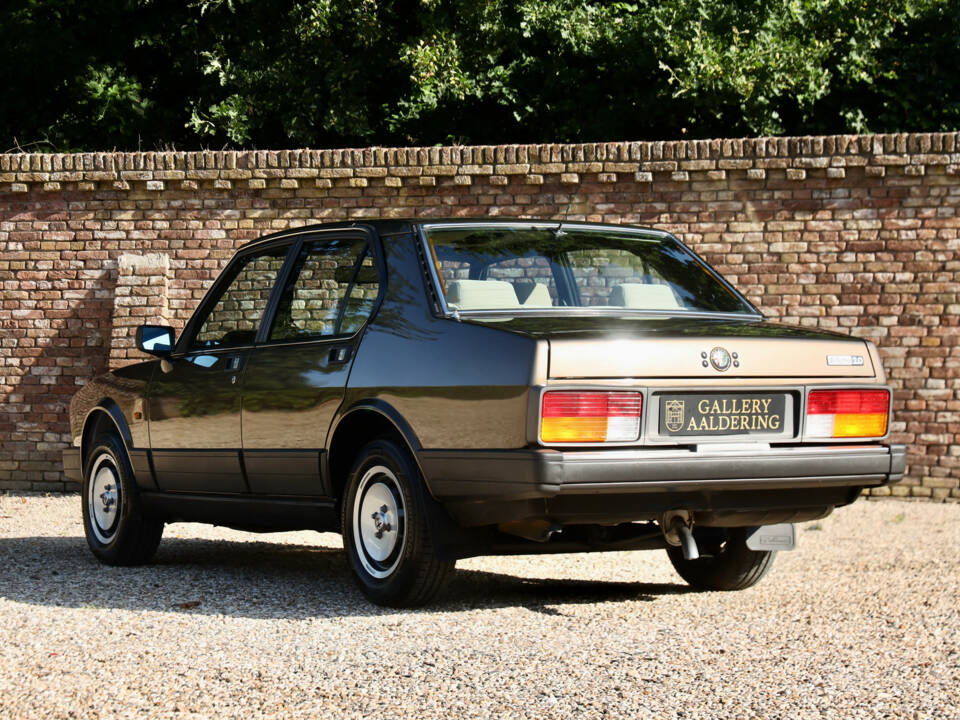 Immagine 2/50 di Alfa Romeo Alfetta 2.0 (1984)