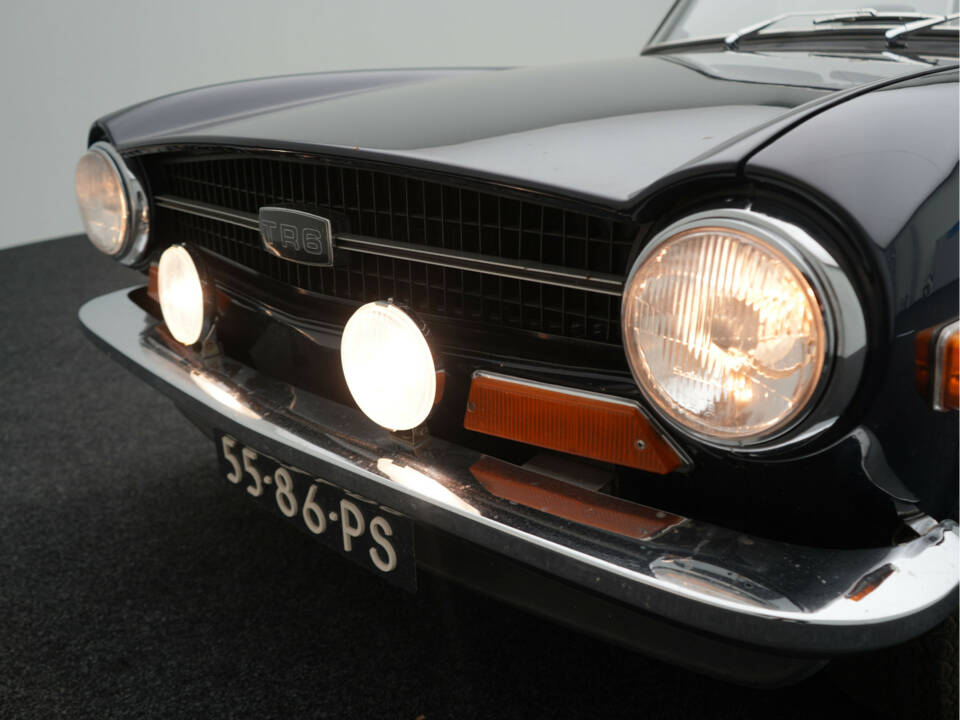Image 28/33 of Triumph TR 6 (1969)