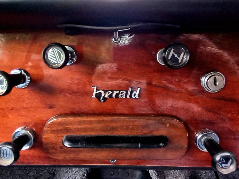 Image 14/93 of Triumph Herald 1200 (1964)