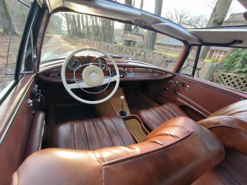 Image 25/54 of Mercedes-Benz 220 SE b (1963)