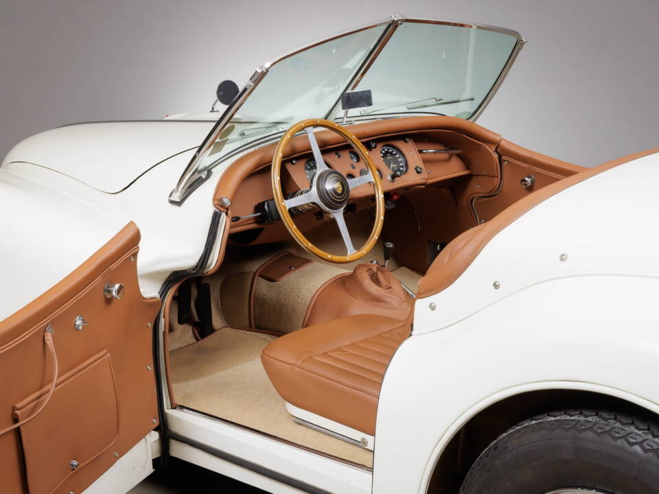 Image 23/39 of Jaguar XK 140 OTS (1954)