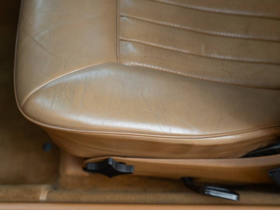 Image 27/46 de Mercedes-Benz 300 CE (1988)