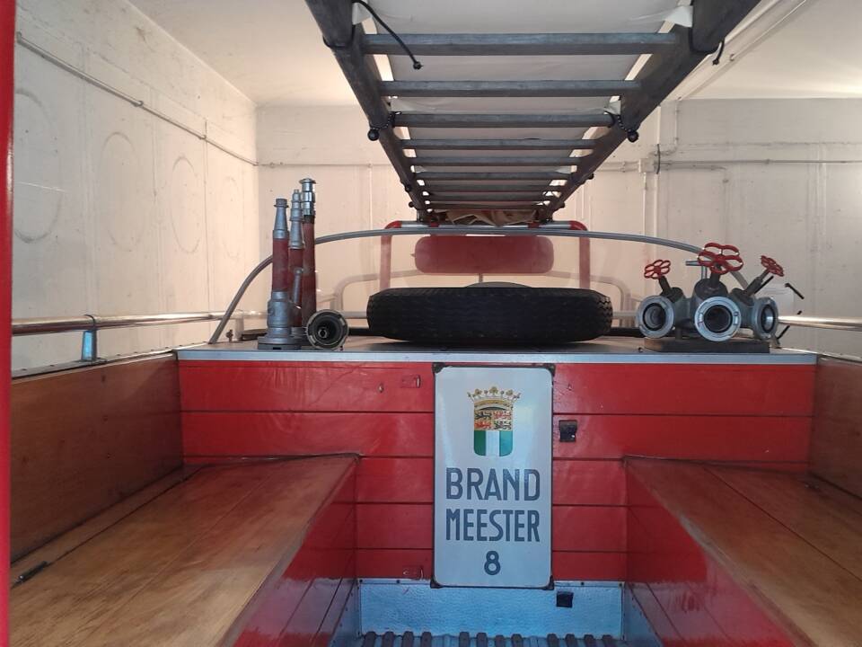 Leiter mit integrierter Plane als Verdeck für Cockpit und hinteren Raum