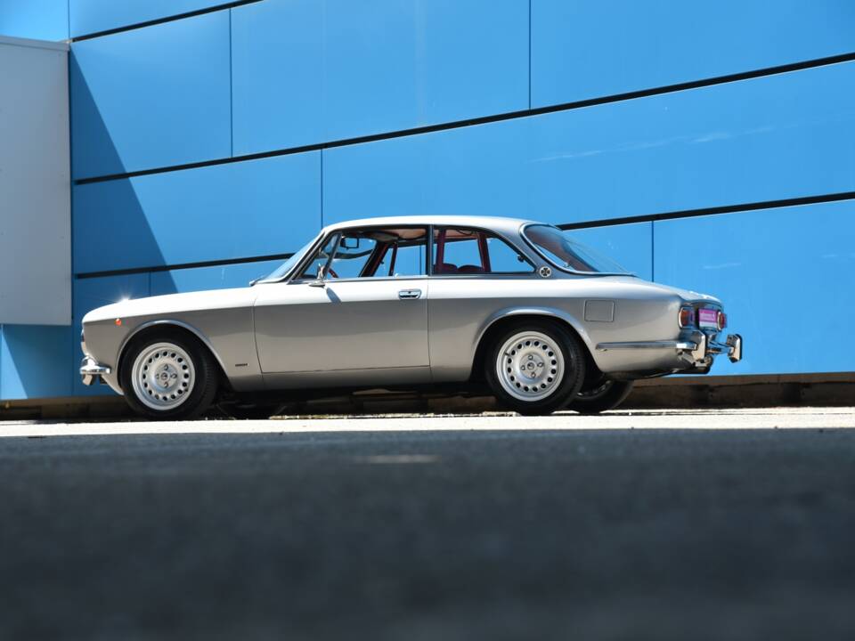 Image 20/24 of Alfa Romeo 1750 GT Veloce (1971)